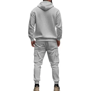Rückansicht eines Mannes in einem grauen, fleecegefütterten Kapuzenpullover-Set
