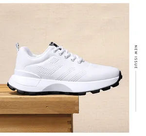 Seitenansicht der weißen Mesh-Sneaker für Mädchen auf einem Holzständer, atmungsaktiv.