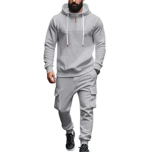 Grauer Fleece Kapuzenpullover und Cargo Jogginghose Freizeitanzug Set für Herren.