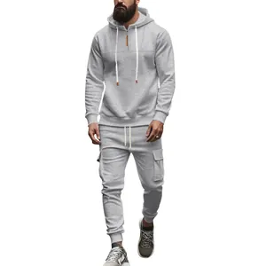 Detailansicht eines grauen Herren-Trainingsanzugs mit Kapuzenpullover und Cargohose