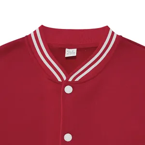 Detailopname van een rode varsity-jack kraag met witte strepen en metalen drukknoppen.