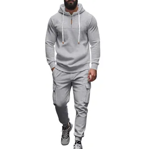 Grauer Fleece-Trainingsanzug für Herren, Hoodie und Cargo-Jogger, am Modell getragen