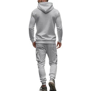 Detaillierte Rückansicht eines grauen Herren-Trainingsanzugs mit Hoodie und Cargohose