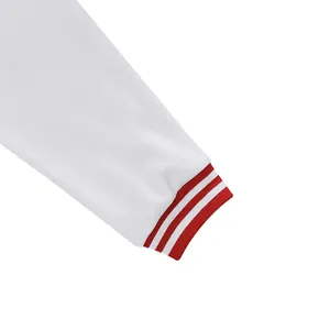 Detailopname van de mouw van een wit varsity jack met rood gestreepte ribboorden