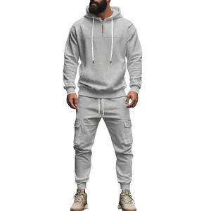 Professionelles Studiofoto eines grauen Fleece-Kapuzenpullovers und Cargo-Jogginghosen-Sets