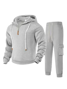 Detailansicht grauer Herren-Trainingsanzug mit Kapuzenpullover und Cargo-Hose