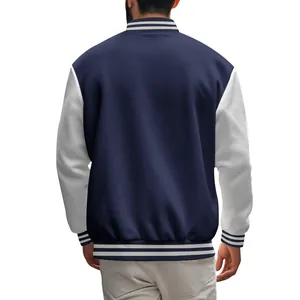 Gedetailleerd achteraanzicht van een heren varsity jack met gestreepte elastische boorden