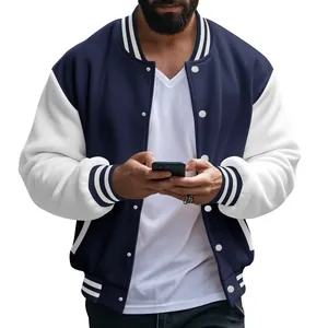 Detailopname van een blauw en wit heren varsity jack met klassieke gestreepte boorden