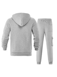 Rückansicht von grauem Fleece-Hoodie und Jogginghose mit Taschen und Rippbündchen.