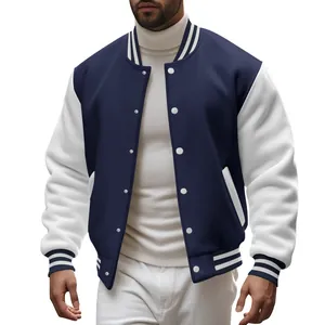 Detail van een marineblauw en wit contrast varsity honkbaljack voor heren