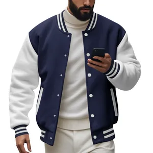 Detailopname van een blauw en wit contrast varsity jack voor heren met geribbelde manchetten