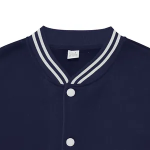 Detailopname van de kraag van een marineblauwe varsity jas met witte strepen