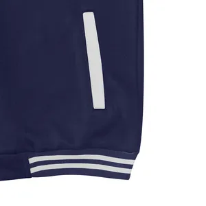 Detailopname van een navy varsity jack met witte zak en gestreepte boord onderaan