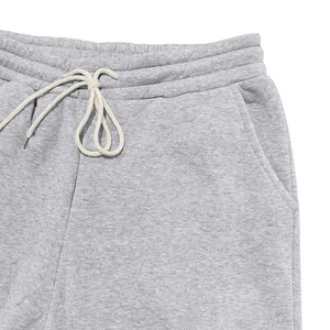 Detailansicht der grauen Fleece-Jogginghose mit elastischem Bund und Kordelzug.