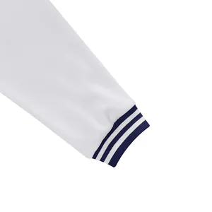 Detailopname van de witte honkbaljas mouw met marineblauw gestreepte geribbelde manchet