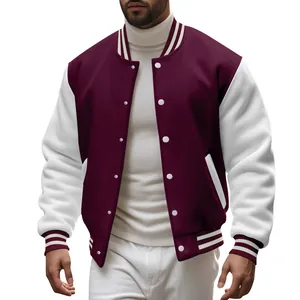 Detailweergave van heren varsity baseballjack in bordeaux en wit met gestreepte mouw