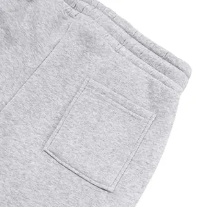 Detailaufnahme einer grauen Jogginghose aus Fleece mit elastischem Bund und Gesäßtasche