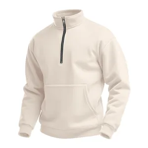 Détail de la texture gaufrée premium crème sur ce sweat-shirt pour hommes à demi-zip