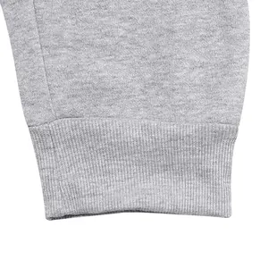 Detailansicht der Rippbündchen an einem grauen, mit Fleece gefütterten Herrenanzug