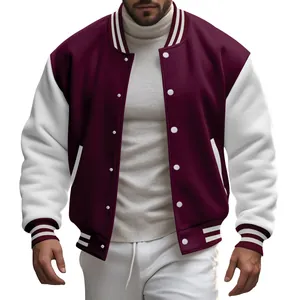 Gedetailleerd overzicht van een heren varsity jas in bordeaux en wit met gestreepte manchetten
