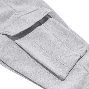 Detailansicht einer Cargo-Taschenklappe an einem grau melierten Fleece-Trainingsanzug