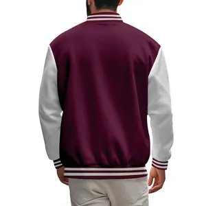 Achteraanzicht van bordeauxrood en wit heren varsity jack met gestreepte boorden