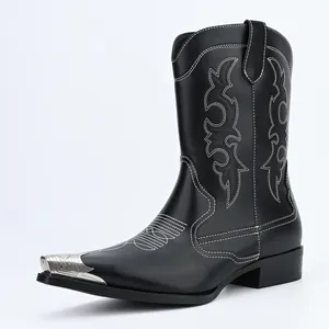 Detailweergave van zwarte vintage cowboylaarzen met borduursel en metalen neuskap