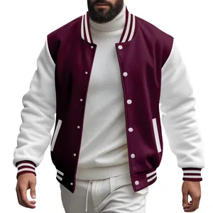 Gedetailleerd beeld van bordeaux varsity jack met witte mouwen en gestreepte ribkraag.