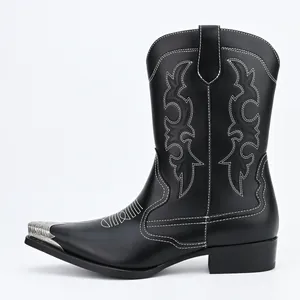 Zijaanzicht van vintage zwarte cowboylaars met wit borduursel en metalen neus