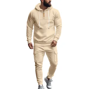 Detailansicht eines beigen Herren-Trainingsanzugs mit Kapuzenpullover und Cargo-Hose für Winter