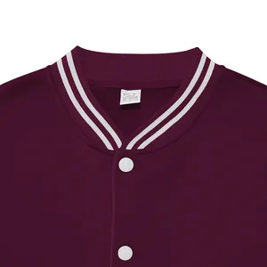 Detailopname van een bordeaux varsity jack kraag met witte strepen en witte drukknopen