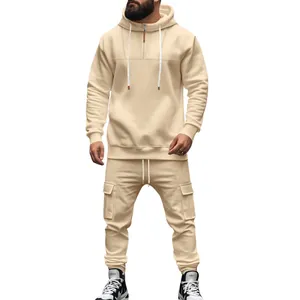Detailansicht eines beigen Herren-Trainingsanzugs mit Kapuzenpullover und Cargo-Hose