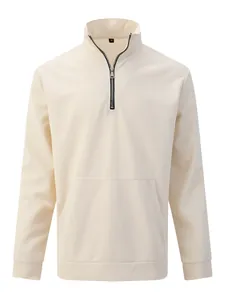 Détail du sweat-shirt en maille gaufrée beige avec demi-fermeture éclair et col montant
