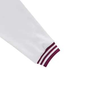 Detailopname van de witte mouw met bordeaux gestreepte ribboord aan herenjack