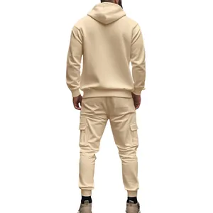 Rückansicht eines beigen Fleece-Hoodies und passender Cargo-Hosen für Herren im Set