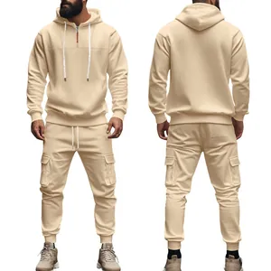 Detailansicht eines beigen Herren-Fleece-Trainingsanzugs mit Kapuzenpullover und Cargohose
