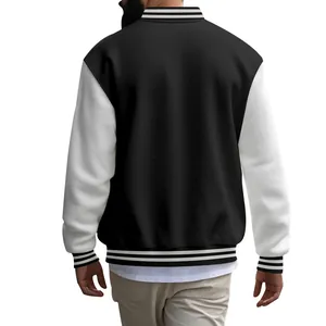 Gedetailleerd achteraanzicht van een klassiek zwart-wit varsity bomberjack voor heren