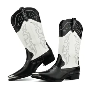 Detailopname van de zwart-witte geborduurde cowboylaarzen met metalen neuskap