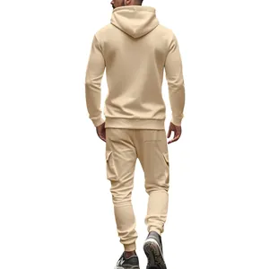 Detaillierte Rückansicht eines beigen Herren-Fleece-Hoodies und einer Cargo-Hose