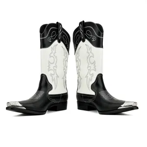 Zijaanzicht van vintage heren cowboylaarzen met zwart-wit borduursel en een metalen neuskap
