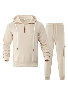 Beiges Herren-Trainingsanzug-Set aus Fleece mit Kapuzenpullover und Cargo-Jogginghose.