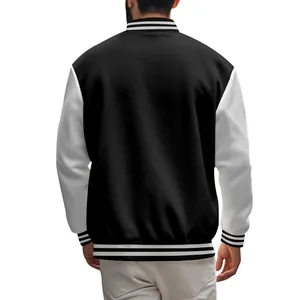 Achteraanzicht van zwart-wit varsity baseballjack voor heren met gestreepte boorden
