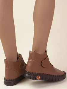 Detailweergave van bruine winterlaarzen voor dames met pluche voering en klittenband