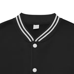 Detailopname van de geribbelde kraag van een zwart varsity-jack met witte strepen