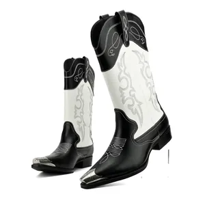 Detailweergave van geborduurde vintage cowboylaarzen voor heren in zwart en wit