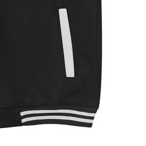 Detailopname van zak en gestreepte geribbelde zoom op een zwart varsity jack