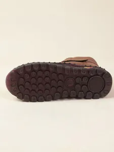 Gedetailleerd zijaanzicht van de slipvaste rubberen zool voor bruine winterlaarzen