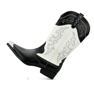Gedetailleerd zijaanzicht van vintage zwart-witte heren cowboylaarzen met borduursel