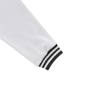 Detailopname van de gestreepte geribbelde manchet van een wit honkbaljack mouw.