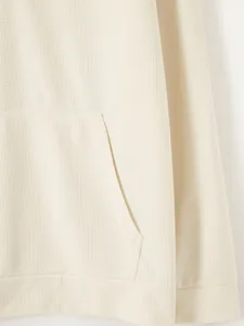 Détail rapproché de la texture du tissu gaufré sur un sweat à capuche décontracté pour homme